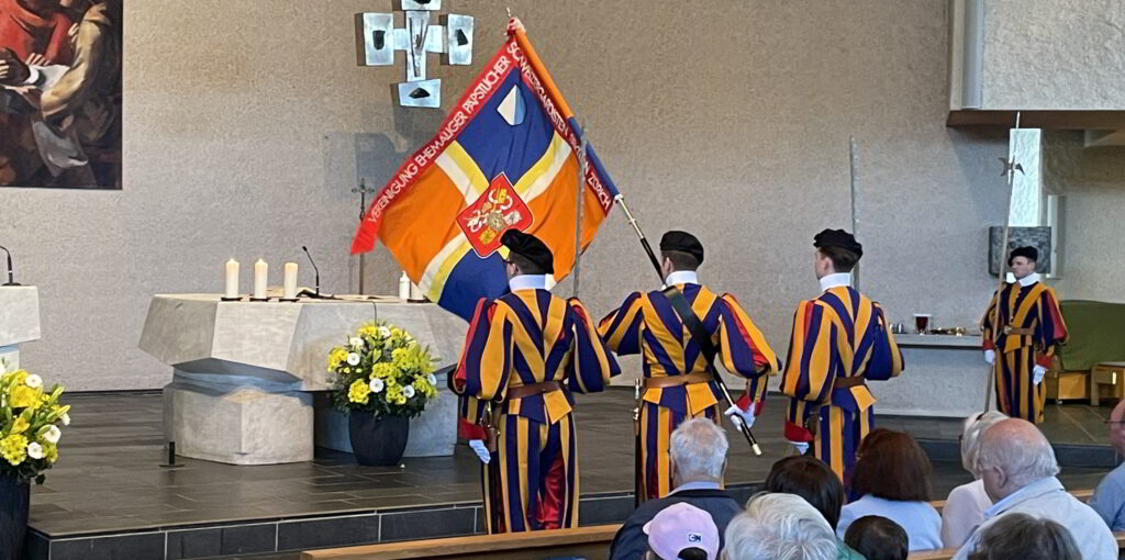 Schweizergardisten in prachtvollen Uniformen an der Messe vom ­vergangenen Samstag. (Bild: bms)